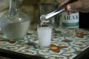 ما هي أفضل طريقة لشرب العرق؟